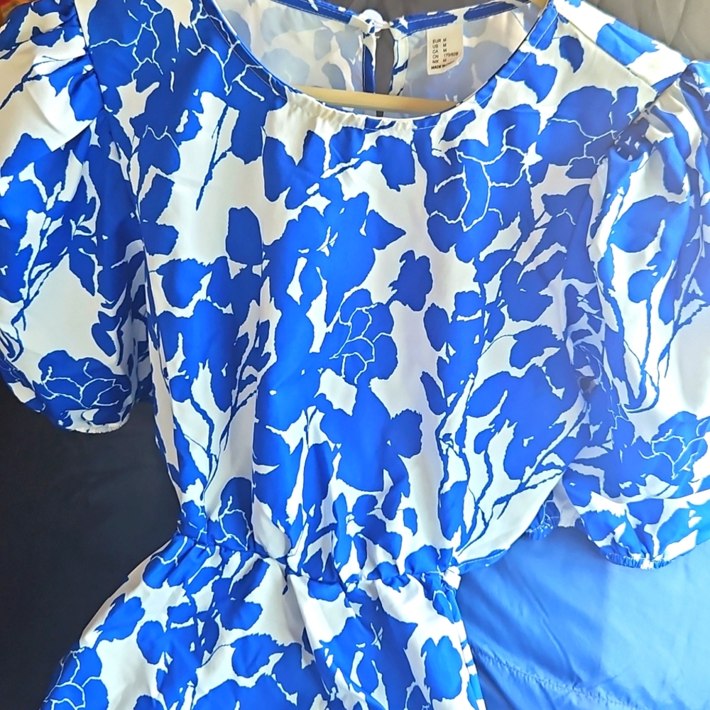 New! Vibrant blue & white puffy sleeve criss-cross open back summer dress - Picture 5 of 5